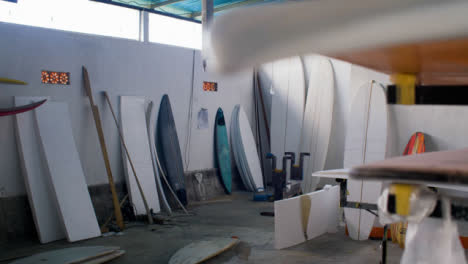 Toma-De-Pedestal-De-Mano-Del-Taller-De-Tablas-De-Surf