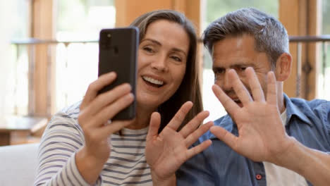 Kamerafahrt-Um-Ein-Ehepaar-Mittleren-Alters-Mit-Smartphone-Für-Videoanrufe