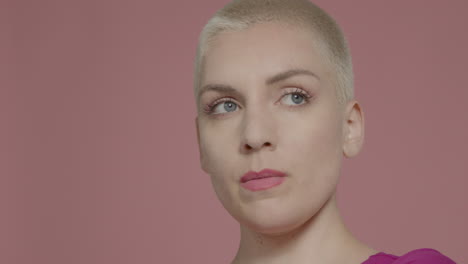 Nahaufnahme-Eines-Weiblichen-Models,-Das-Während-Des-Modeshootings-Wütend-Posiert