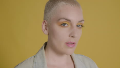 Nahaufnahme-Des-Models,-Das-Sich-Für-Modeshooting-Nähert-Und-Mit-Sonnenblume-Posiert