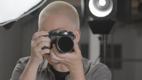 Female-photographer-taking-photos-during-studio-portrait-session-03