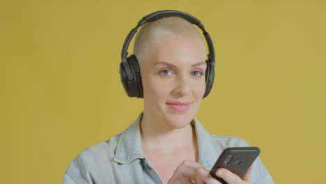 Modelo-Caucásico-Femenino-Escuchando-Música-En-Auriculares-Retrato-De-Estudio-05