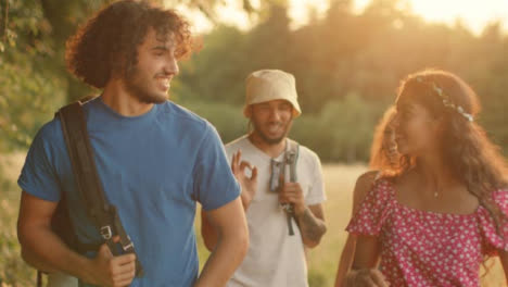 Kamerafahrt-Einer-Gruppe-Von-Freunden,-Die-Bei-Sonnenuntergang-Zusammen-Gehen