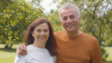 Senior-Couple-Portrait-In-Lush-Gardens-01