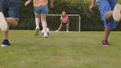 Kamerafahrt-Einer-Gruppe-Fußball-Spielender-Kinder-07