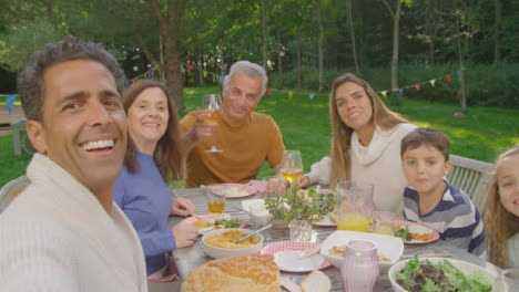Pov-Aufnahme-Der-Familie,-Die-Während-Des-Abendessens-Im-Freien-Ein-Selfie-Macht