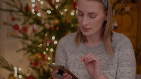 Positive-Frau-Video-Chat-Weihnachten-Smartphone-2
