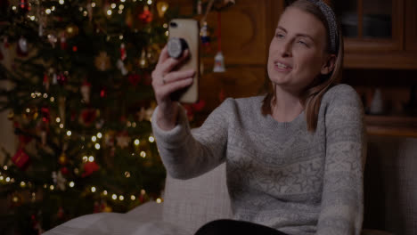 Positive-Frau-Video-Chat-Weihnachts-Smartphone-3