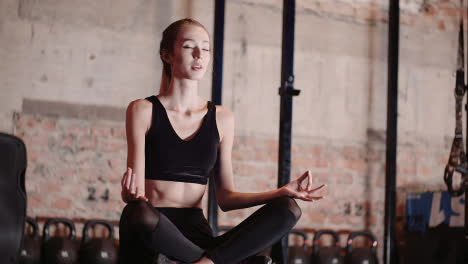 Schöne-Junge-Frau-In-Sportkleidung,-Die-Yoga-Im-Fitnessstudio-Praktiziert-3