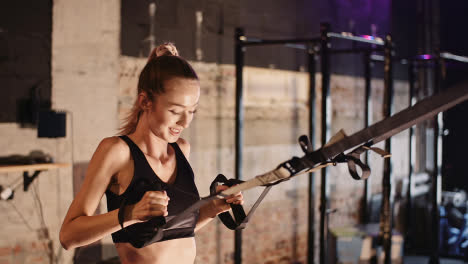 Zeitlupe-Einer-Selbstbewussten-Sportlichen-Frau,-Die-Im-Fitnessstudio-An-Der-Maschine-Trainiert
