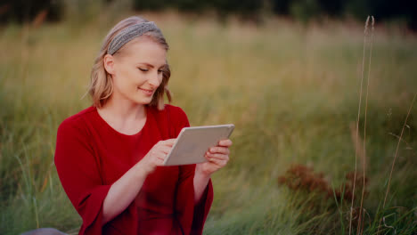 Mujer-Sonriente-Joven-Escribiendo-En-Tableta-Digital-Al-Aire-Libre-5