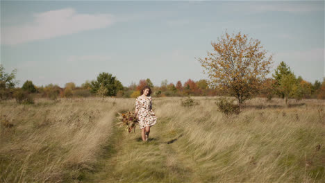 Mujer-Caminando-Sobre-Un-Prado-En-Verano-Al-Aire-Libre-1