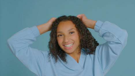 Toma-De-Retrato-De-Mujer-Adulta-Joven-Sonriendo-Y-Bailando-02