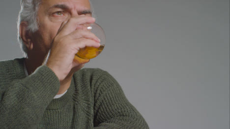 Nahaufnahme-Eines-älteren-Mannes,-Der-Alkohol-Trinkt