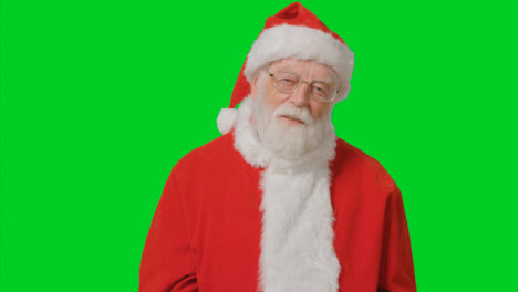 Porträtaufnahme-Des-Weihnachtsmanns,-Der-Mit-Einem-Grünen-Bildschirm-In-Die-Kamera-Schaut