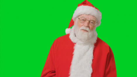 Porträtaufnahme-Des-Weihnachtsmanns,-Der-Mit-Grünem-Bildschirm-In-Die-Kamera-Schaut