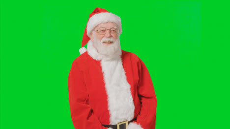 Porträtaufnahme-Von-Santa-Lachend-Vor-Grünem-Bildschirm