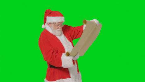 Porträtaufnahme-Des-Weihnachtsmannes,-Der-Durch-Eine-Große-Papierrolle-Liest