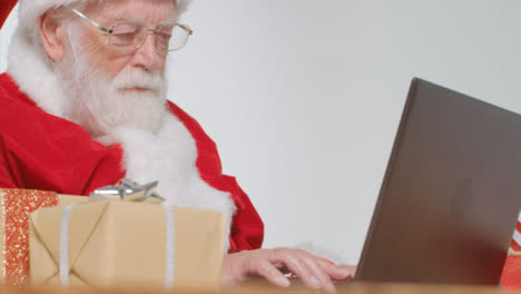 Flachwinkelaufnahme-Des-Weihnachtsmannes-Beim-Tippen-Auf-Dem-Laptop