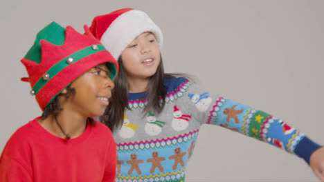 Perfil-Lateral,-De,-Dos-Niños,-En,-Navidad,-Trajes,-Bailando