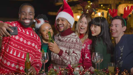 Schiebeaufnahme-Von-Freunden,-Die-Während-Der-Weihnachtsfeier-Ein-Gruppenfoto-Machen