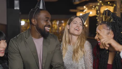 Tiro-De-Seguimiento-Alejándose-De-Algunos-Amigos-Celebrando-La-Víspera-De-Año-Nuevo-Con-Confeti