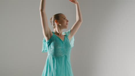 Mittlerer-Schuss-Der-Jungen-Balletttänzerin,-Die-Im-Blauen-Kleid-Tanzt