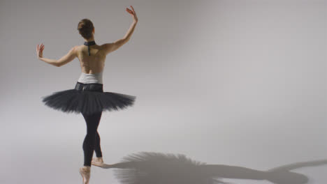 Tiro-De-ángulo-Alto-De-Un-Joven-Bailarín-De-Ballet-Bailando