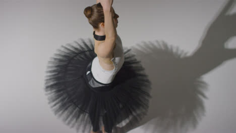 Tiro-De-ángulo-Alto-De-Una-Bailarina-De-Ballet-Bailando-A-Través-De-Tiro