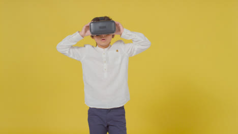 Mittelaufnahme-Eines-Kleinen-Jungen,-Der-Ein-Virtual-Reality-Headset-Trägt