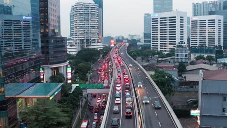Drohnenschuss,-Der-Auf-Einer-Autobahn-In-Jakarta-Auf-Den-Verkehr-Herabfährt
