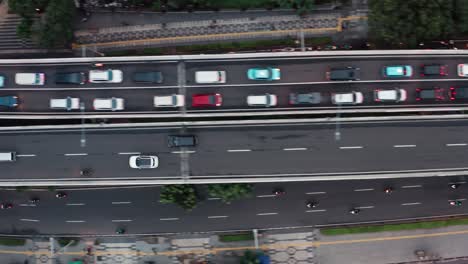 Drohnenschuss,-Der-Den-Verkehr-Auf-Der-Autobahn-Von-Jakarta-Verfolgt