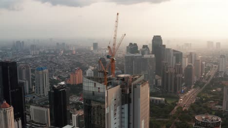 Un-Dron-Disparó-Un-Rascacielos-En-órbita-En-Construcción-En-Yakarta