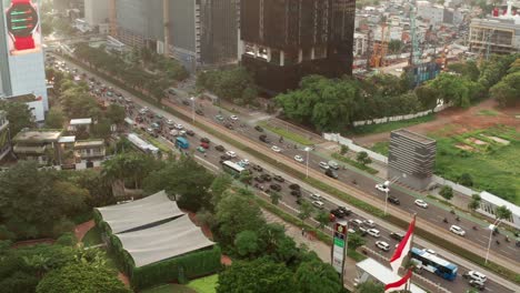 Drohnenschuss,-Der-über-Eine-Stark-Befahrene-Straße-In-Jakarta-Fliegt