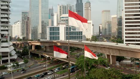 Drohnenschuss-Umkreist-Indonesische-Flaggen-In-Jakarta