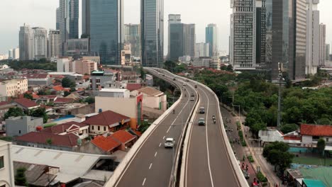 Drohnenschuss,-Der-über-Die-Autobahn-Schwenkt-Und-Die-Innenstadt-Von-Jakarta-Enthüllt