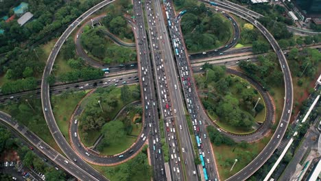 Drohnenschuss-Umkreist-Den-Verkehrsknotenpunkt-Simpang-Susun-Semanggi-In-Jakarta