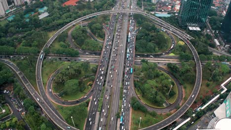 Drohnenschuss-Umkreist-Den-Verkehrsknotenpunkt-Simpang-Susun-Semanggi-In-Jakarta