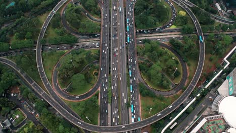 Drohnenschuss-Umkreist-Den-Verkehrsknotenpunkt-Simpang-Susun-Semanggi-In-Jakarta-04