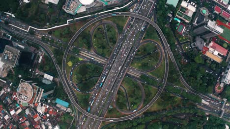 Drohnenaufnahme-Mit-Blick-Auf-Den-Verkehrsknotenpunkt-Simpang-Susun-Semanggi