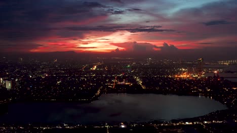 Drohnenaufnahme-Der-Landschaft-Von-Jakarta-Während-Des-Roten-Sonnenuntergangs