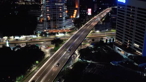 Drohnenschuss,-Der-Nachts-über-Eine-Autobahn-In-Jakarta-Fliegt
