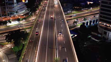 Drohnenschuss,-Der-Nachts-über-Eine-Autobahn-Von-Jakarta-Fliegt