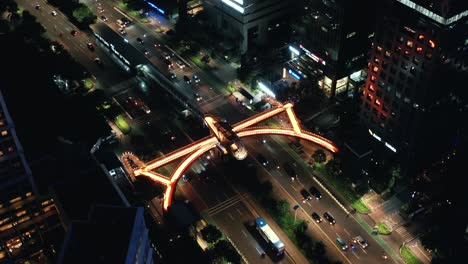 Drohnenschuss-Umkreist-Nachts-Die-Belebte-Autobahn-Von-Jakarta