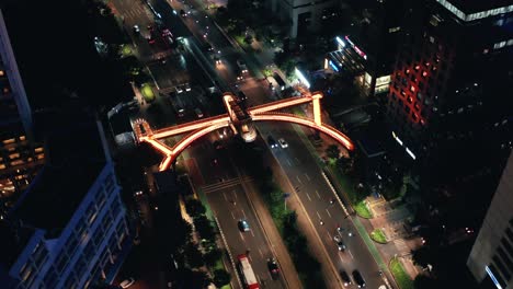 Drohnenschuss,-Der-Nachts-Eine-Belebte-Autobahn-In-Jakarta-Umkreist