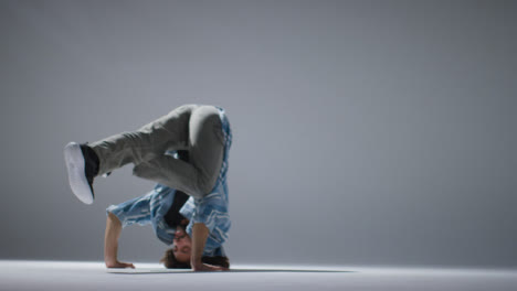 Totale-Des-Breakdancers,-Der-Auf-Dem-Kopf-Balanciert