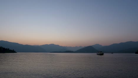 Ferry-En-El-Lago-Al-Atardecer-En-Italia