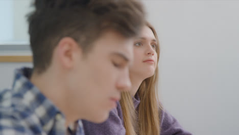 Toma-Manual-De-Un-Estudiante-Que-Hace-Una-Pregunta-Durante-La-Clase