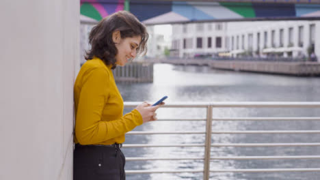 Kamerafahrt-Einer-Jungen-Frau,-Die-Auf-Dem-Smartphone-Spricht