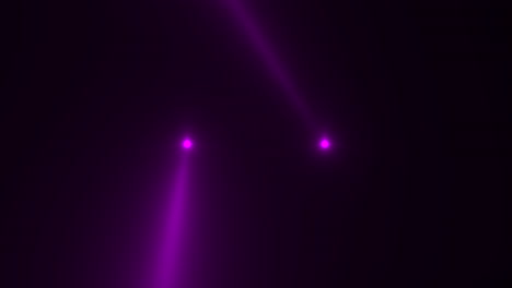 Leuchtende-Violette-Scheinwerferstrahlen-Auf-Der-Bühne